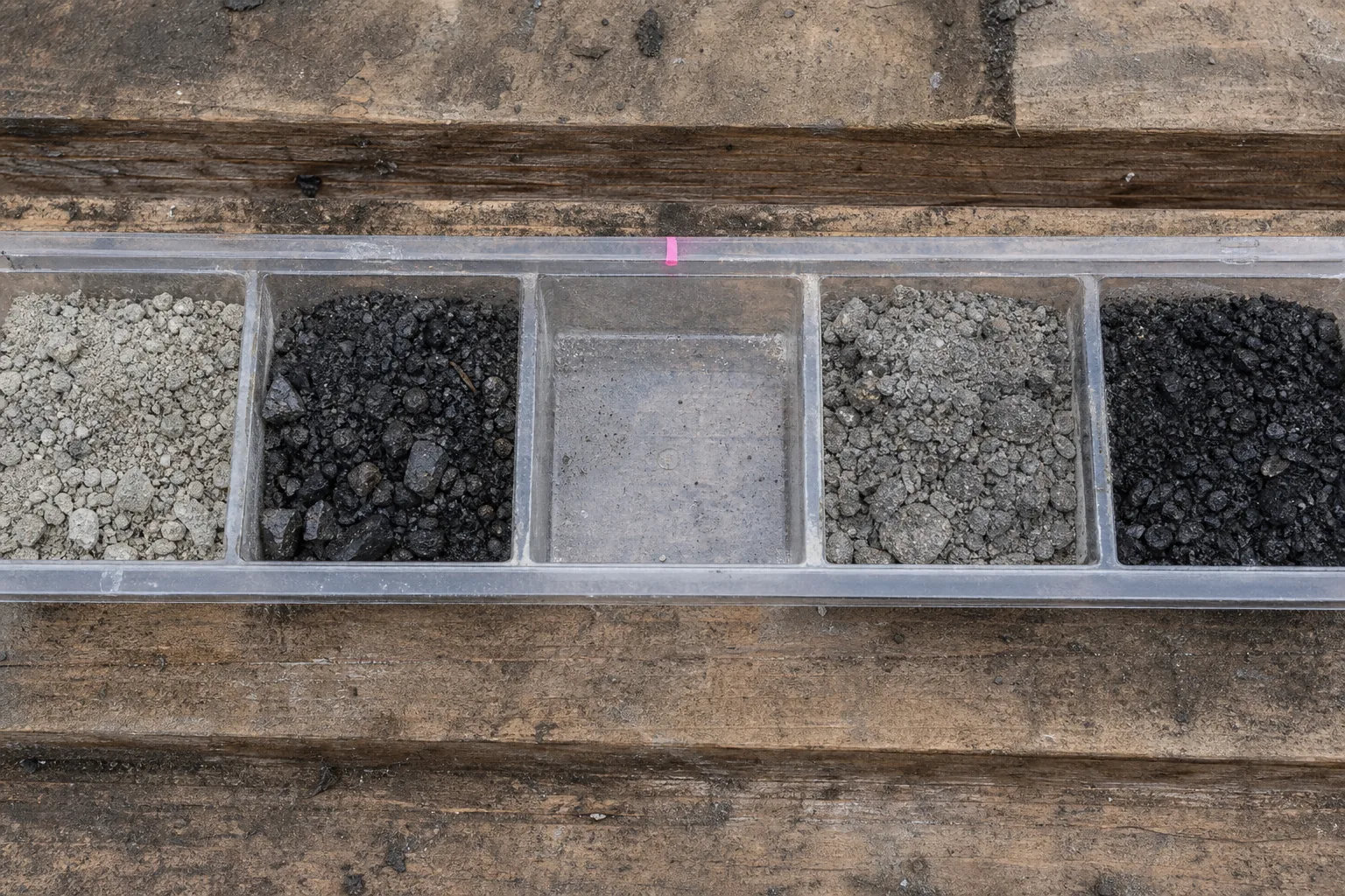 Five-compartment drill chip tray with one deliberately empty interval
