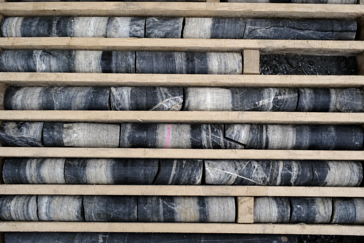 Ordered gneiss core run with late quartz-vein overprinting